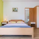 Awesome Apartment In Makarska With Kitchen