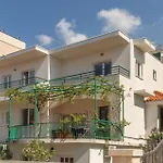 Awesome Apartment In Makarska With Kitchen