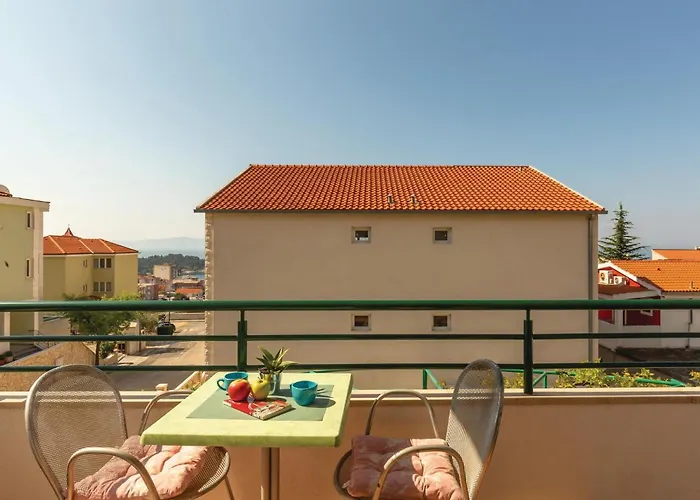 Awesome Apartment In Makarska With Kitchen