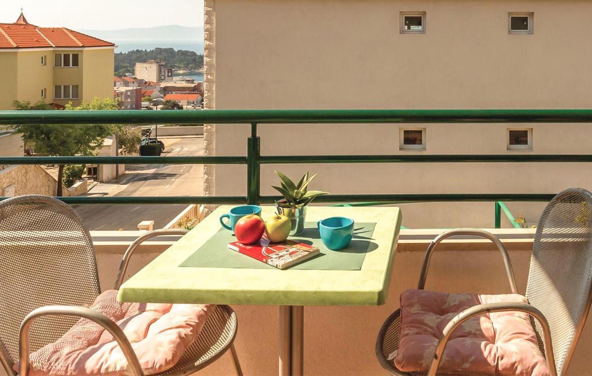 Apartman Awesome In With Kitchen *